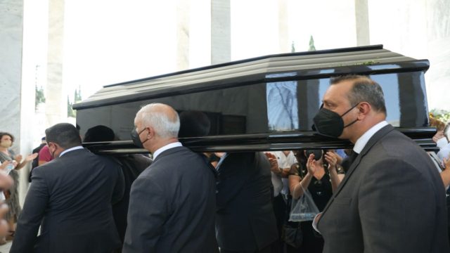 Σπαραγμός στο Α’ Νεκροταφείο – Το τελευταίο «αντίο» στον Ηλία Νικολακόπουλο: Ο επικήδειος Τσίπρα για τον χαμό του σπουδαίου πολιτικού επιστήμονα (photos)