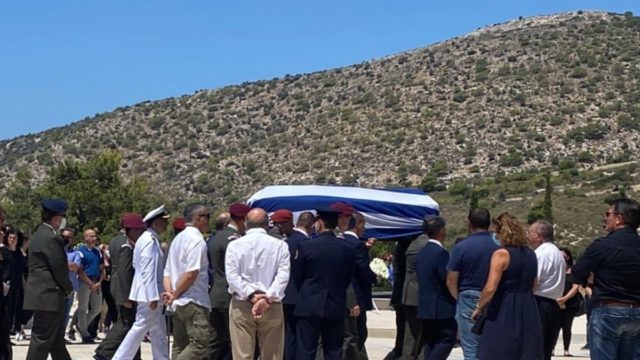 Πτώση ελικοπτέρου στη Σάμο: Ανείπωτη θλίψη στην κηδεία του Έλληνα που σκοτώθηκε – Ο σπαραγμός της μητέρας του (videos)