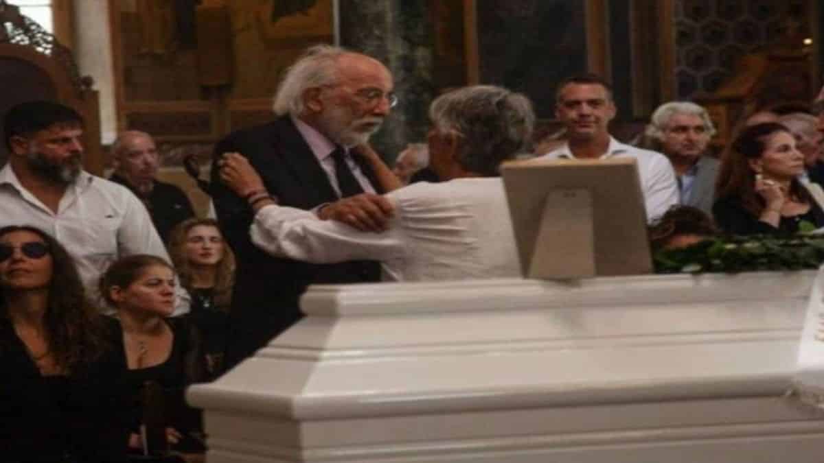 Ζωή Λάσκαρη: Αυτή είναι η γυναίκα που δεν πήγε στην κηδεία της! Το πρόσωπο που δεν πρόσεξε κανείς…