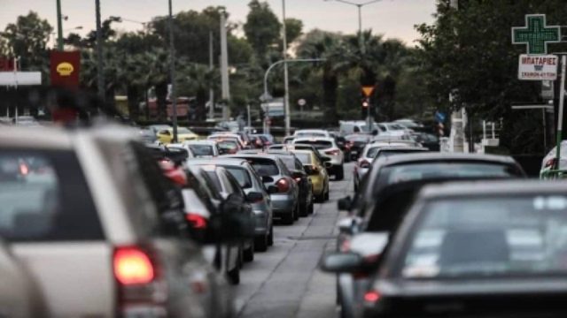 Κυκλοφοριακό κομφούζιο στους δρόμους: Τροχαίο στην Αττική Οδό! Μποτιλιαρισμένος ο Κηφισός – Πού εντοπίζονται τα πιο σημαντικά προβλήματα (Video)