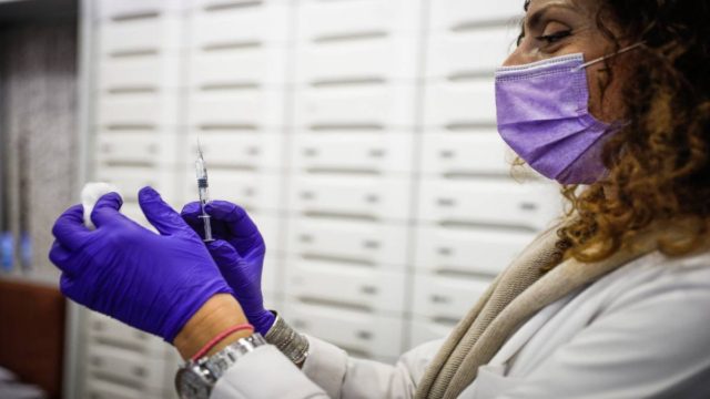 Κορωνοϊός: Η τέταρτη δόση εμβολίου προσφέρει επιπλέον προστασία έναντι της Όμικρον στους άνω των 60