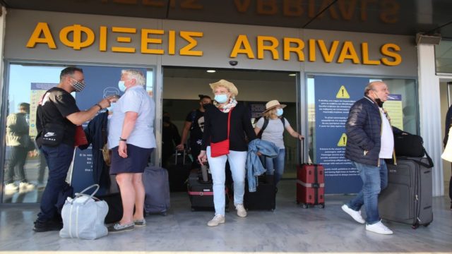 Κορωνοϊός – «Τελείωσαν» και την καραντίνα στους τουρίστες-κρούσματα: Μόνο εάν το θέλουν μένουν σπίτι ασυμπτωματικοί ασθενείς ή με ελαφριά συμπτώματα