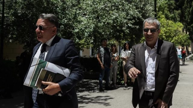Μεσ ‘το χαμόγελο ο Θέμης Αδαμαντίδης: Στο πλευρό του Αλέξη Κούγια έξω από το δικαστήριο
