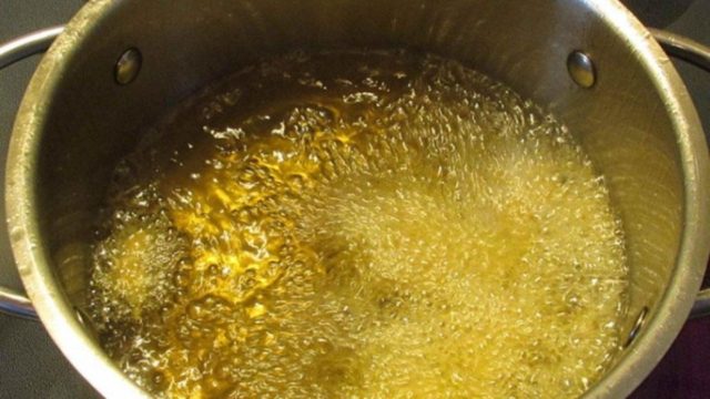 Ρίχνετε στο νεροχύτη το λάδι μετά το μαγείρεμα; Σταματήστε το αμέσως
