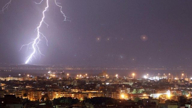 Σαρώνει η κακοκαιρία: Κεραυνός άνοιξε μεγάλη τρύπα σε σπίτι στη Λάρισα – Συγκλονιστικές φωτογραφίες