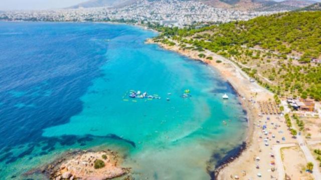 Η παραδεισένια παραλία της Αττικής που θυμίζει εξωτικό μέρος και πρέπει οπωσδήποτε να επισκεφτείς