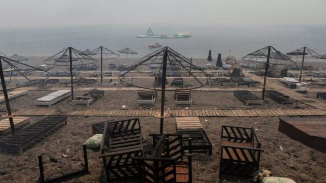 Εικόνες αποκάλυψης από την πυρκαγιά στην Λέσβο! Οι φλόγες έκαψαν μέχρι και… ομπρέλες στην παραλία!