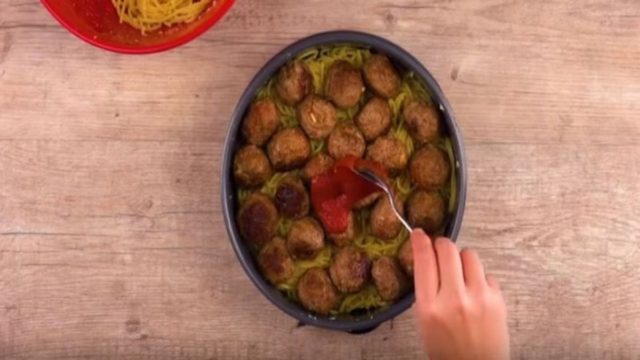 Βάζει μακαρόνια σε ταψί και πετάει πάνω τα κεφτεδάκια με σάλτσα ντομάτας και τυρί – Θα τρέξετε να το κάνετε!