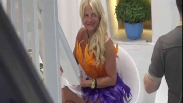 Μαρίνα Πατούλη από… άλλον πλανήτη: Αφήνει εποχή στα καλντερίμια της Μυκόνου – Η άκρως εντυπωσιακή της εμφάνιση με φτερά και πούπουλα!