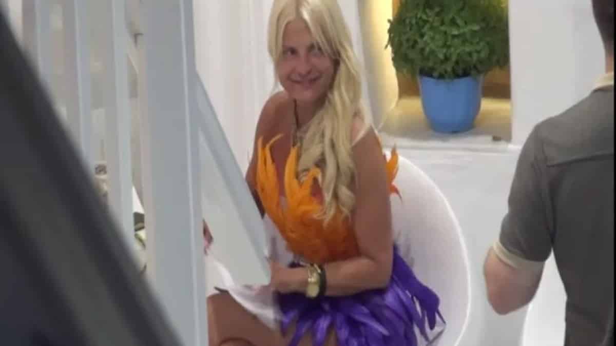 Μαρίνα Πατούλη από… άλλον πλανήτη: Αφήνει εποχή στα καλντερίμια της Μυκόνου – Η άκρως εντυπωσιακή της εμφάνιση με φτερά και πούπουλα!