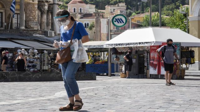 Κορωνοϊός: «Βόμβα» για επαναφορά της μάσκας στους εσωτερικούς χώρους – Τι λένε οι ειδικοί