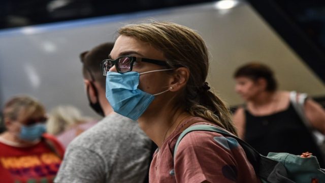 Κραυγή αγωνίας από Εξαδάκτυλο: «Μάσκα στους εσωτερικούς χώρους και σε μέρη με συνωστισμό» – Πώς αντιδρά το Υπουργείο Υγείας (video)