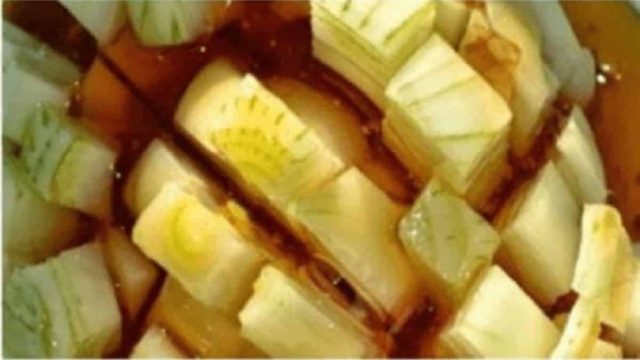 Βάζει σε μια κούπα μέλι, κρεμμύδια και λεμόνι – Αυτό που φτιάχνει είναι ένα σπιτικό θαύμα που θα σας σώσει!