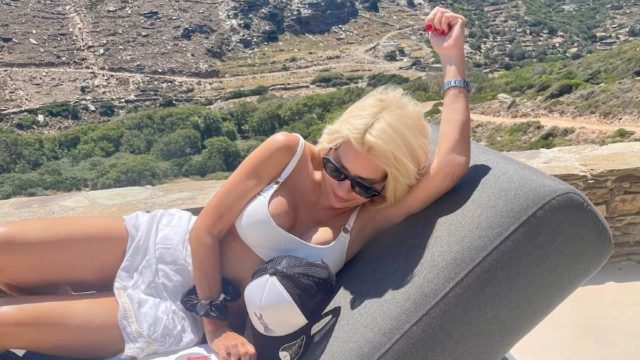 Στην αγκαλιά πασίγνωστου ηθοποιού η Ελένη Μενεγάκη – Σούσουρο στις διακοπές με τον Ματέο Παντζόπουλο