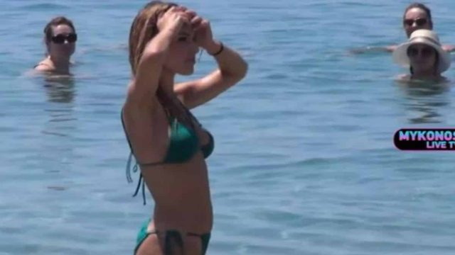 «Εγκεφαλικά» στην Μύκονο: Την αναγνώρισαν και όλοι στη θάλασσα «καρφώθηκαν» πάνω της – Η καλλονή που εντυπωσίασε