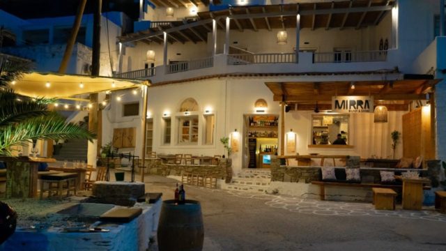 Mirra Kythnos: Νησιωτικό dining με άποψη στην Κύθνο