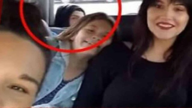 Μητέρα με τα παιδιά της βγάζουν selfie στο αυτοκίνητο – Μόλις είδαν την φωτογραφία κοκάλωσαν (Video)