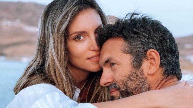 Αστρονομικό ποσό: Τόσο κοστίζει το χλιδάτο ξενοδοχείο της Αθηνάς Οικονομάκου και του Φίλιππου Μιχόπουλου στην Σαντορίνη