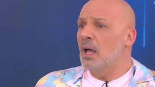 Οργισμένος ο Νίκος Μουτσινάς: «Μαύρο σκοτάδι κατάμαυρο σε μαύρο φόντο»