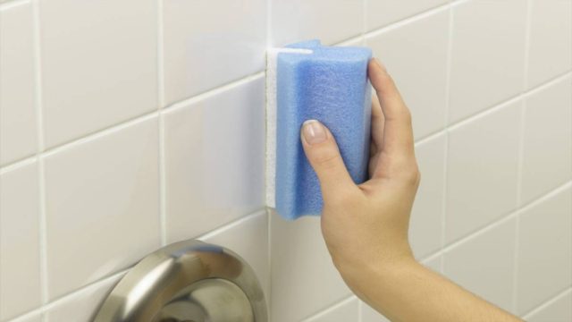 Μούχλα στο μπάνιο: Το κόλπο για να βγει από κάθε δύσκολο σημείο