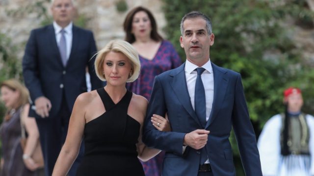 Γυναίκα με «βαριά» κληρονομιά πριν από την Κοσιώνη: Η άγνωστη σχέση της μητέρας του εκτός γάμου παιδιού του Κώστα Μπακογιάννη με πρώην πρωθυπουργό