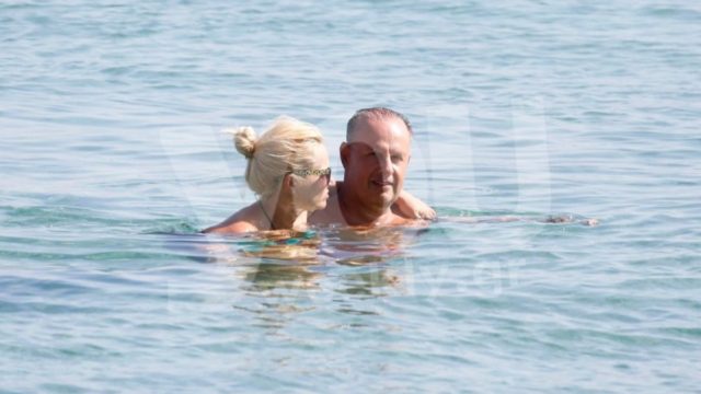 Σπάνιες αρετουσάριστες φωτογραφίες: Αγκαλιά στον Αλεβιζόπουλο με εντυπωσιακό ολόσωμο μαγιό η Μαρία Μπεκατώρου
