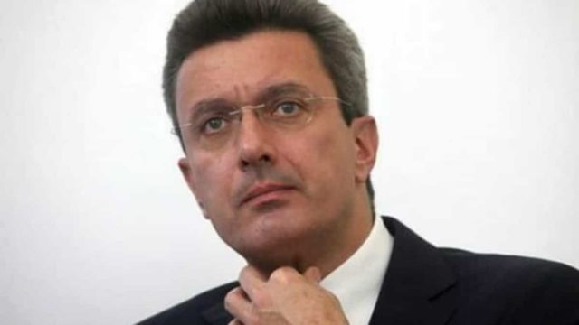 Τα ‘χασε ο Νίκος Χατζηνικολάου: Η κρίση πανικού σε ζωντανή σύνδεση (Video)
