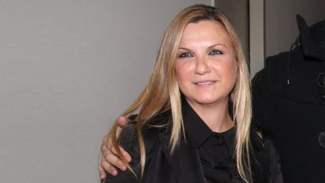 Με μακριά ξανθά μαλλιά και αγνώριστη η σύζυγος του Πέτρου Φιλιππίδη – Όταν η Ελπίδα Νίνου φλέρταρε με τον Γκλέτσο σε σειρά του ΑΝΤ1