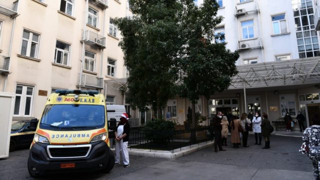 Σοκαριστικό περιστατικό στο «Αλεξάνδρα»: Κόρη ασθενούς πέταξε γλάστρα στο κεφάλι μαίας