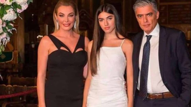 Με πορτοκαλί μάξι φόρεμα – Καλλονή η κόρη Στεφανίδου και Ευαγγελάτου! Η φωτογραφία που κάνει τον γύρο του διαδικτύου