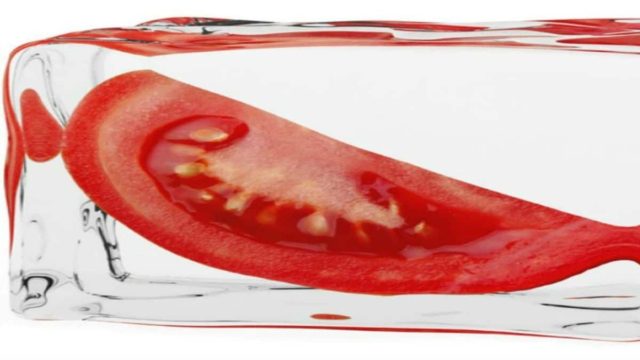 Έφτιαξε παγάκι με ντομάτα, ζάχαρη και μέλι και το έβαλε στο πρόσωπό της – Μετά από λίγο είδε ότι…