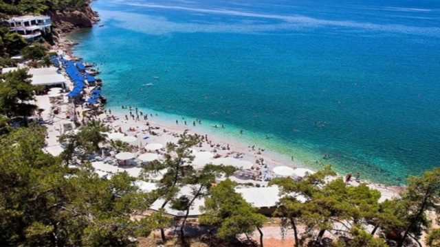 Η μαγευτική παραλία δυο βήματα από την Αθήνα – Η καλύτερη επιλογή