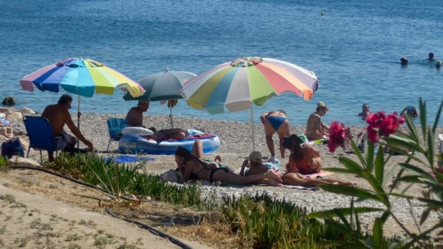 Η φωτογραφία της ημέρας: Γεμάτες οι παραλίες στα νότια προάστια