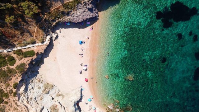 Η μαγική παραλία της Αττικής με τα 99 σκαλοπάτια που μοιάζει με Κυκλάδες