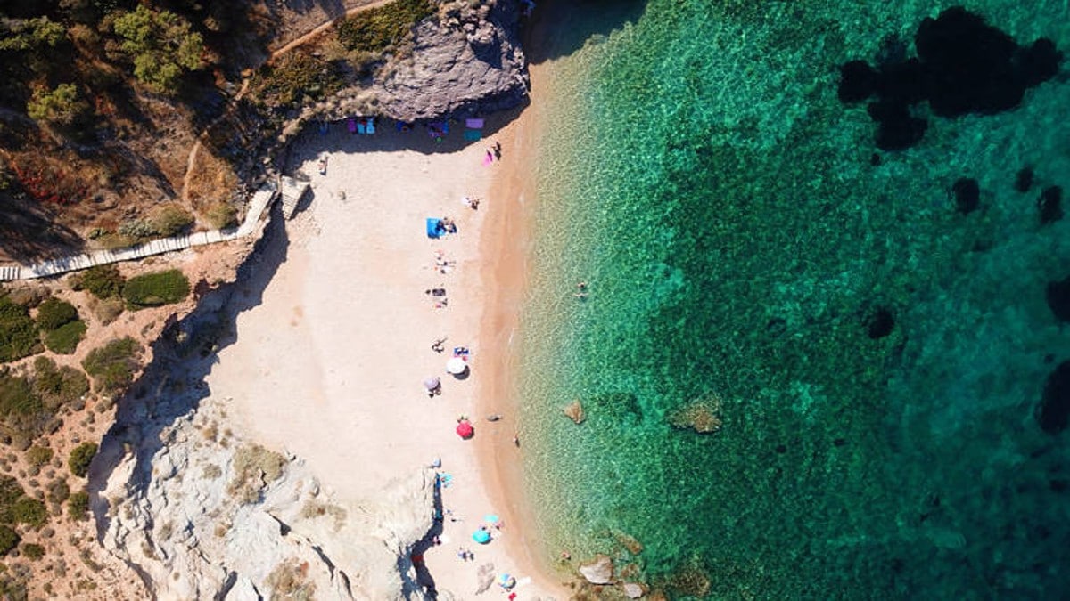 Η μαγική παραλία της Αττικής με τα 99 σκαλοπάτια που μοιάζει με Κυκλάδες