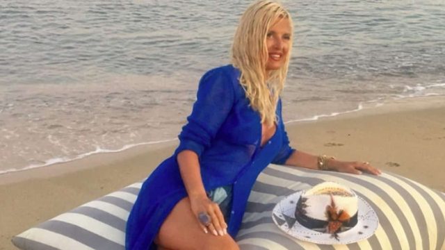 Αιγαιοπελαγίτισσα Μαρίνα Πατούλη: Με σύνολο που «κόβει την ανάσα» στα στενά της Μυκόνου!