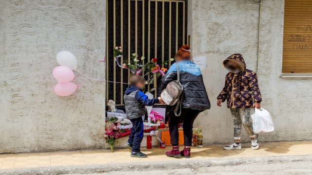 Πάτρα: Η οικογένεια Πισπιρίγκου αδειάζει το σπίτι που διέμενε η Ρούλα – Πετάνε στα σκουπίδια παιχνίδια των τριών παιδιών (video)