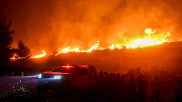 Φωτιά – Πεντέλη: Συναγερμός με τις νέες εστίες – Τι δυσκολεύει τους πυροσβέστες (Video)