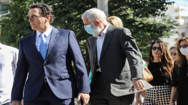 «Κρυφτούλι» Πέτρου Φιλιππίδη: Από την πλαϊνή είσοδο μπήκε σήμερα το πρωί στα δικαστήρια μετά τη χθεσινή φραστική επίθεση – Η ανατριχιαστική αποκάλυψη μάρτυρα