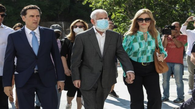 Πέτρος Φιλιππίδης: «Άνοιξε το παντελόνι του, την άρπαξε από το σβέρκο και την πίεσε προς τα γεννητικά του όργανα» – Ανατριχιαστική μαρτυρία στη δίκη