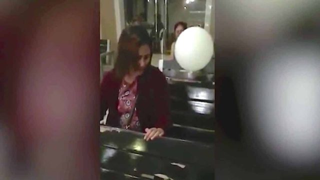 30χρονη μητέρα έκλαιγε με λυγμούς στη κηδεία του γιου της – Όταν παρατηρήσετε το μπαλόνι…θα ανατριχιάσετε