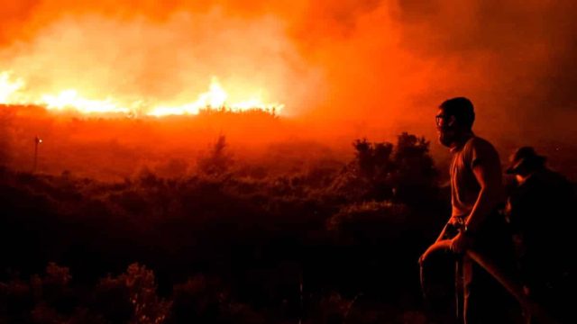 Φωτιά στην Πεντέλη: Πάνω από 400 πυροσβέστες στα πύρινα μέτωπα – Στη μάχη και ο Στρατός (Video)