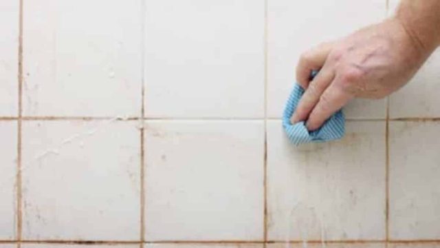Αστραφτερά πλακάκια μπάνιου: Το καθαριστικό με τα 4 φυσικά υλικά που θα σας σώσει