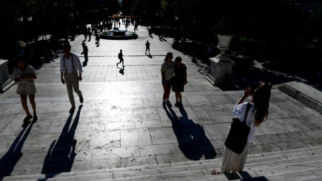 Η φωτογραφία της ημέρας: Βόλτα και καύσωνας στην πλατεία Συντάγματος