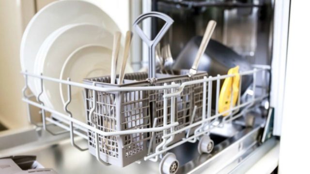 Αλουμινόχαρτο το μαγικό: Το φοβερό κόλπο που κάνει τα μαχαιροπίρουνα να λάμπουν στο πλυντήριο πιάτων