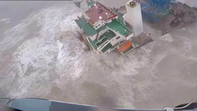 Σοκαριστικές εικόνες από βύθιση πλοίου στο Χονγκ Κονγκ: Κόπηκε στα δύο – Φόβοι για δεκάδες νεκρούς