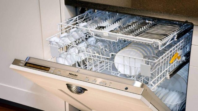 Έβαλε μία κούπα ξύδι στο πλυντήριο πιάτων και εξαφάνισε τα μικρόβια