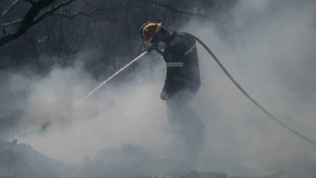 Τεράστια αναζωπύρωση της πυρκαγιάς στον Πύργο: Έκτακτη εκκένωση του χωριού Κορυφή (video)
