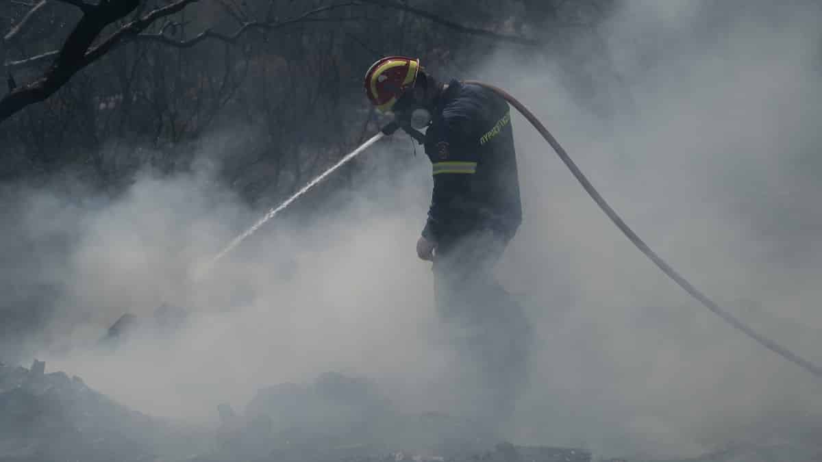 Τεράστια αναζωπύρωση της πυρκαγιάς στον Πύργο: Έκτακτη εκκένωση του χωριού Κορυφή (video)