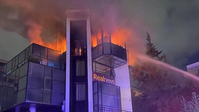 «Μας καίνε! Τρείς εκρήξεις και τώρα καιγόμαστε…»: Φλέγονται τα γραφεια του Νίκου Χατζηνικολάου στο Μαρούσι!